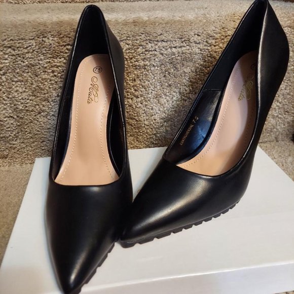Black Lug Sole Pumps - Picture 2 of 6